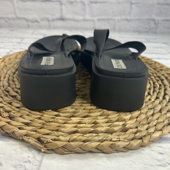 Steve Madden Black Leather Platform Sandals/Flip Flops. - Picture 10 of 10